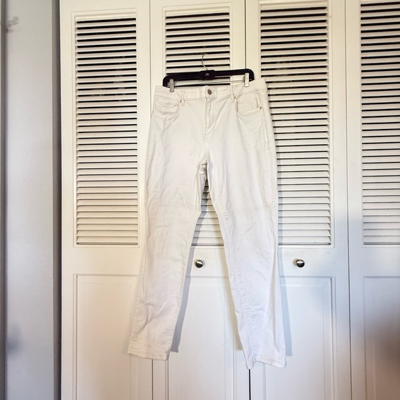 WHBM Mid-Rise Everyday Soft Denim™ Girlfriend Jeans - Picture 6 of 8